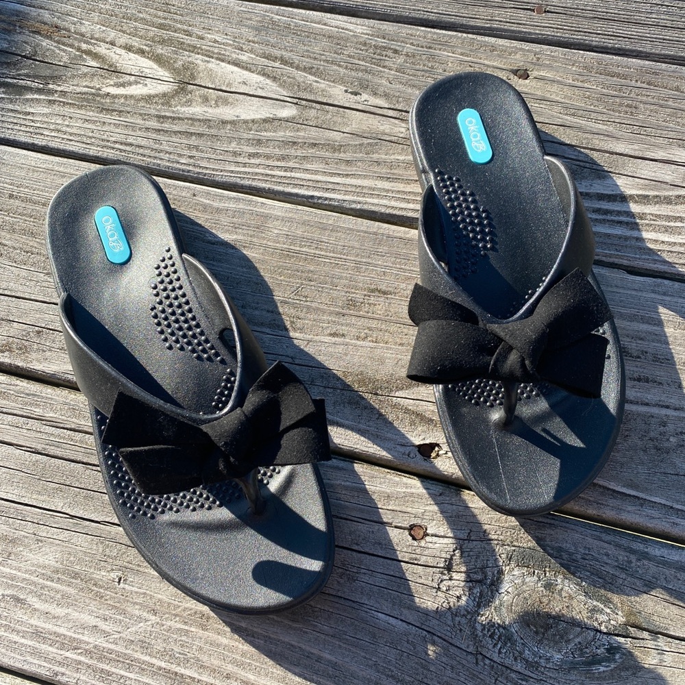 Oka.b flip flops NWOT